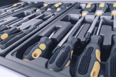 Alet Çantası İçindeki Tornavida Seti, Tornavida Seti, S'li Kutu