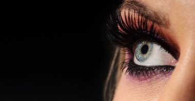Kozmetik ve makyaj. Güzel tonları sm ile yakın kadın gözü