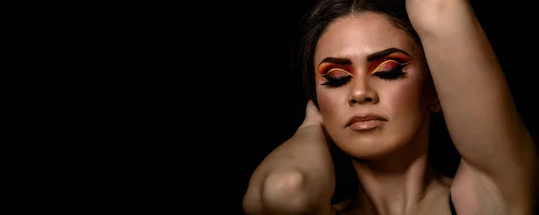 Portret van sexy meisje perfect make-up, close-up vrouwelijk model met — Stockfoto