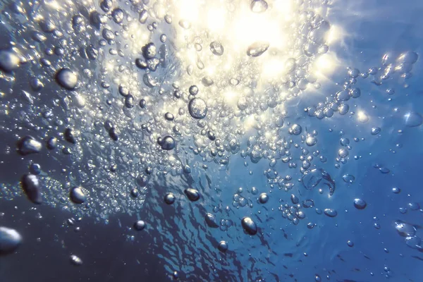 Undervattens bubblor med solljus, undervattens bakgrund bubblor. — Stockfoto