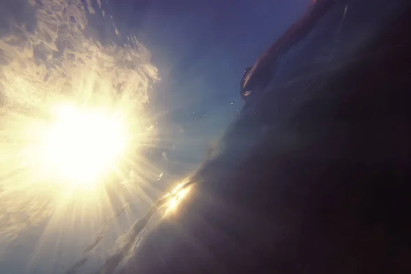 Подводный закат, подводная поверхность с солнечными лучами и W — стоковое фото