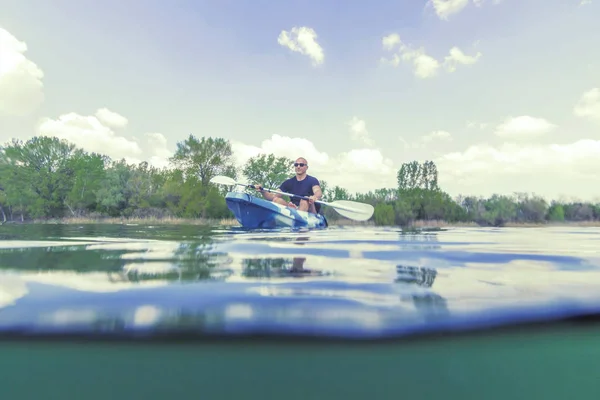 Giovanotto Kayak sul lago, Kayak Vista subacquea, Split Shot — Foto Stock