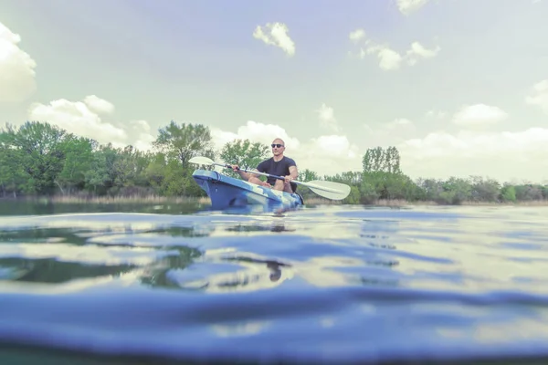 Giovane Kayak sul lago. Lago di Kayak . — Foto Stock