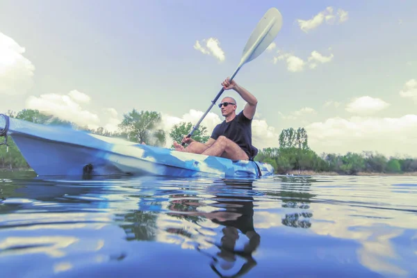 Junger Mann beim Kajakfahren auf dem See. Kajakfahren im See. — Stockfoto