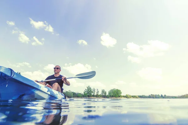 Junger Mann beim Kajakfahren auf dem See. Kajakfahren im See. — Stockfoto