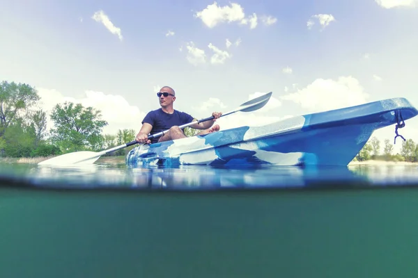 Junger Mann Kajak auf dem See, Kajak Unterwasserblick, Split Shot — Stockfoto