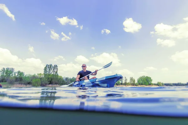 Giovanotto Kayak sul lago, Kayak Vista subacquea, Split Shot — Foto Stock