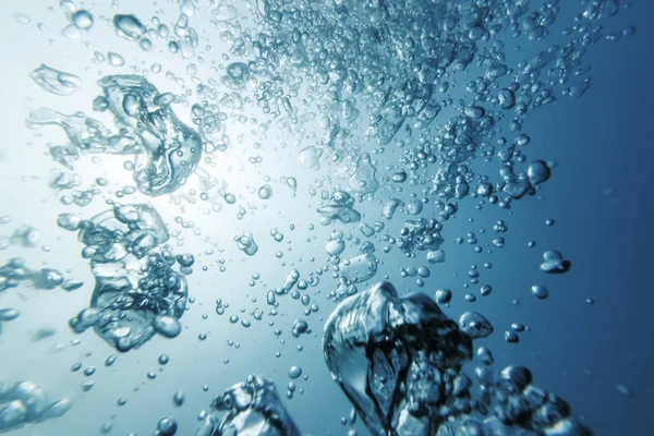 Burbujas submarinas con luz solar, Burbujas de fondo subacuáticas . — Foto de Stock