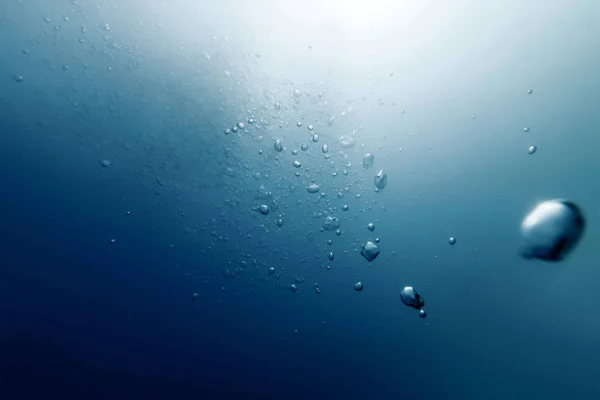 Podvodní bubliny se slunečním zářením, podvodní bubliny. — Stock fotografie