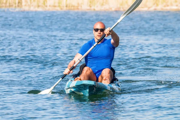 Mladý muž na kajaku u jezera. Jezero kajak. — Stock fotografie