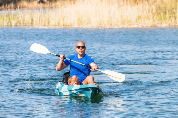 Mladý muž na kajaku u jezera. Jezero kajak. — Stock fotografie