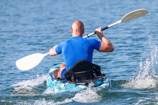 A fiatal kajakozó kajak. Sportriporter kajakozik Kék Víz. — Stock Fotó