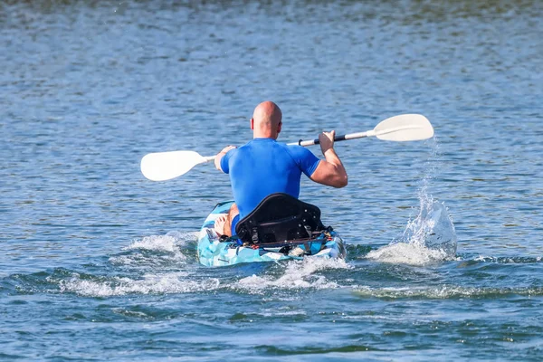 A fiatal kajakozó kajak. Sportriporter kajakozik Kék Víz. — Stock Fotó