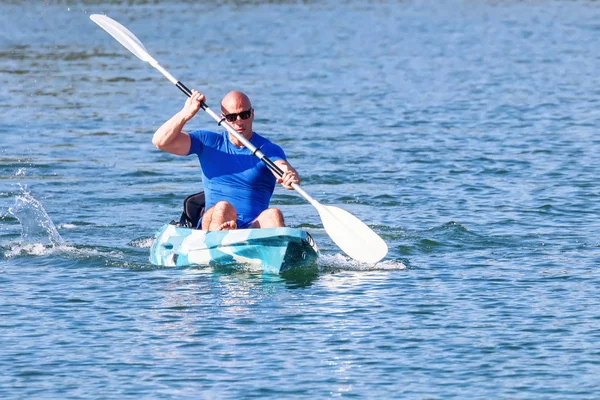 A fiatal kajakozó kajak. Sportriporter kajakozik Kék Víz. — Stock Fotó