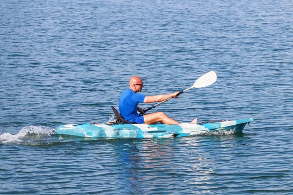 A fiatal kajakozó kajak. Sportriporter kajakozik Kék Víz. — Stock Fotó