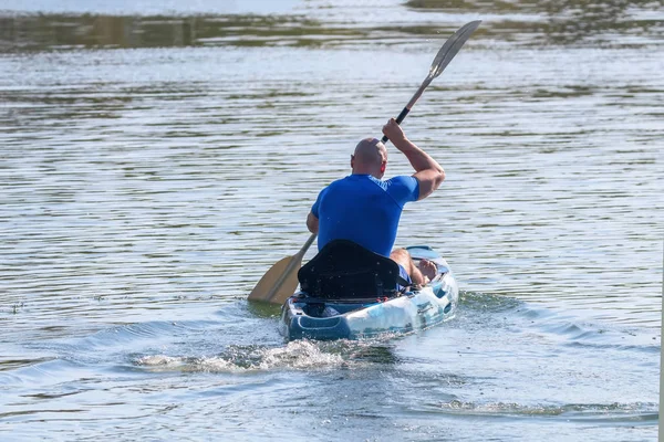 A fiatal kajakozó kajak. Sportriporter kajakozik Kék Víz. — Stock Fotó