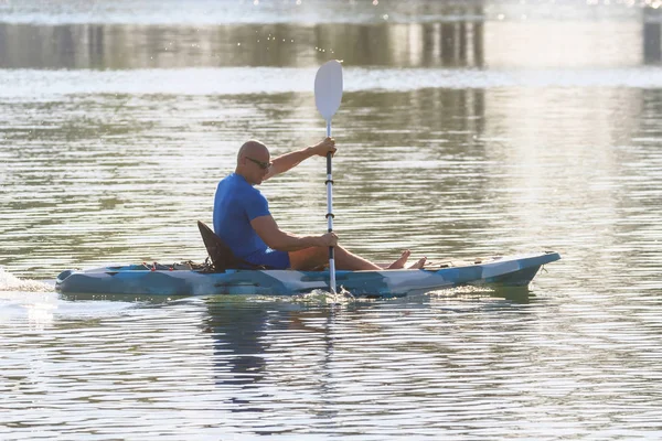 Kayaker ember lapát kajak. Kajakozás, evezés, kenu. — Stock Fotó