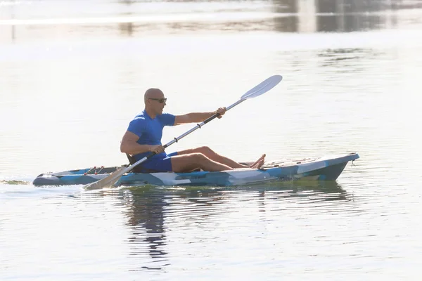 Kayaker ember lapát kajak. Kajakozás, evezés, kenu. — Stock Fotó