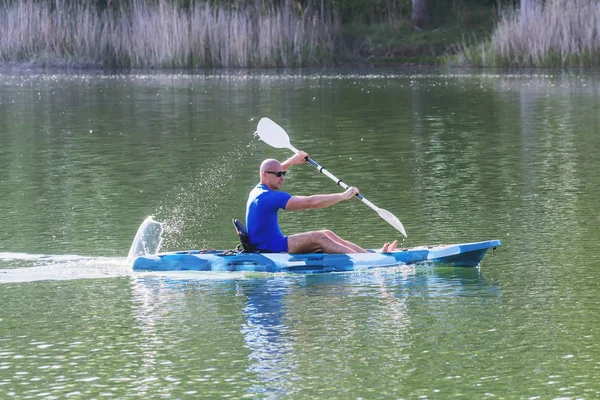 Mladý muž na kajaku u jezera. Jezero kajak. — Stock fotografie