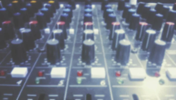 Soundmixer, Audio-Mixer-Folie. Musikgeräte verschwimmen im Hintergrund — Stockfoto