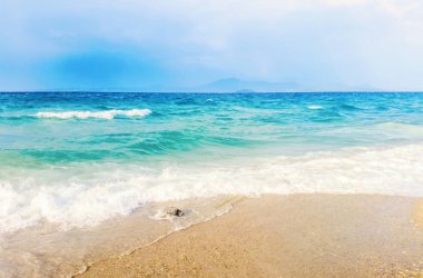 Güçlü dalgalar sahile çarpar Güzel deniz manzarası.