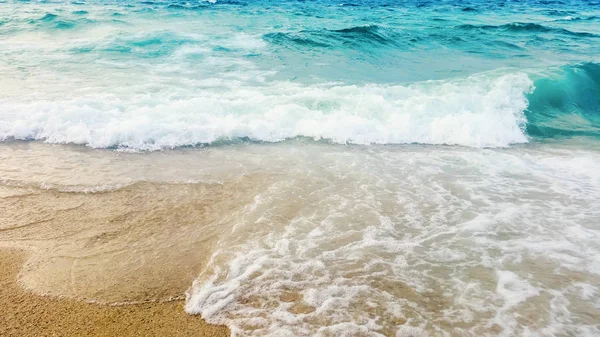 沙滩上的蓝色海浪夏季背景 — 图库照片