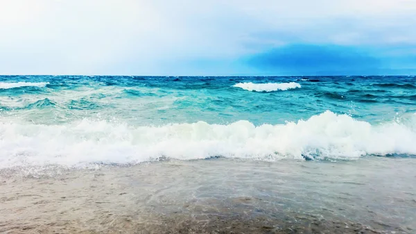 Fortes vagues s'écrasent sur la plage Beau paysage marin . — Photo