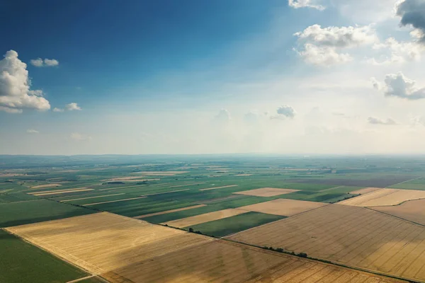 Vue aérienne des champs agricoles. Campagne nuageuse, Vue aérienne — Photo