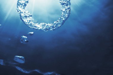 Kabarcık halkası Su altında güneşe doğru yükselir.