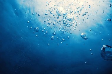 Güneş ışığıyla birlikte su altı kabarcıkları. Sualtı Arkaplanı Baloncukları.