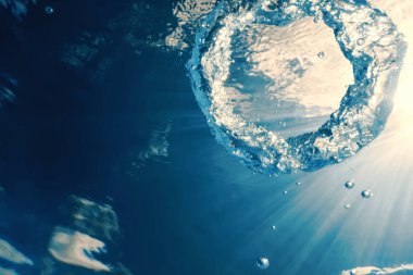 Kabarcık halkası Su altında güneşe doğru yükselir.