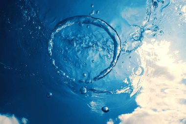 Kabarcık halkası Su altında güneşe doğru yükselir.