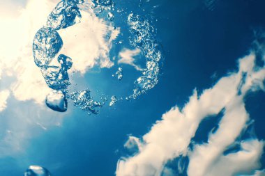 Güneş ışığıyla birlikte su altı kabarcıkları. Sualtı Arkaplanı Baloncukları.