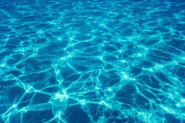 Yüzme havuzu, güneş ışığı yansıması. Dalgalı Su.
