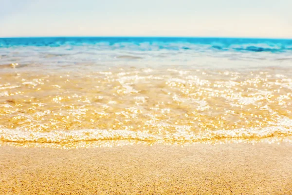 Våga av blått hav på sandstrand Sommar Bakgrund — Stockfoto