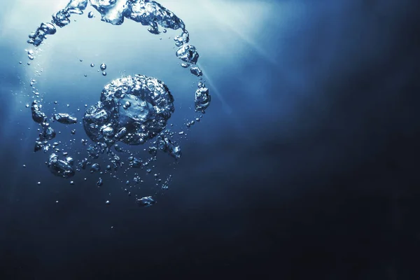 Undervattensbubblor med solljus. Undervattensbakgrund Bubblor. — Stockfoto