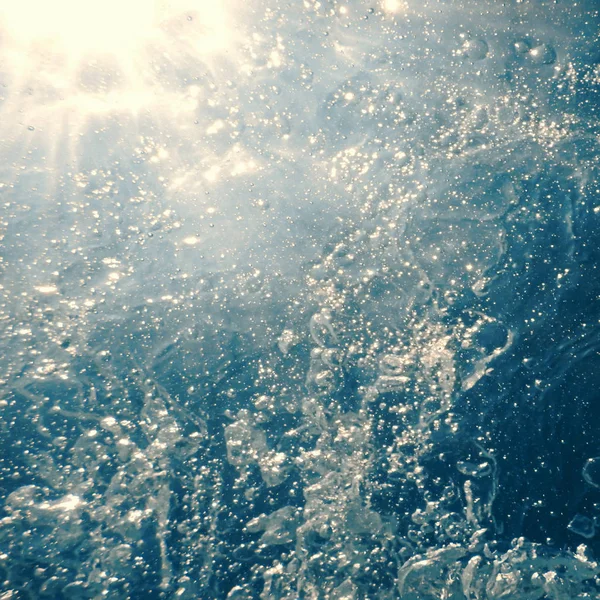 Víz alatti buborékok napfénnyel. Víz alatti háttér Bubbles. — Stock Fotó