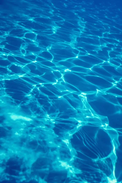 Bazén voda slunce odraz pozadí. Vlnitá voda. — Stock fotografie