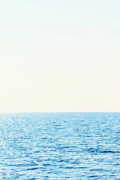 Блакитне море і чисте небо. Карибське море. — стокове фото