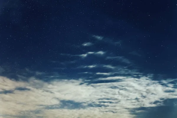 Νύχτα ουρανό υπόβαθρα με αστέρια και τα σύννεφα — Φωτογραφία Αρχείου