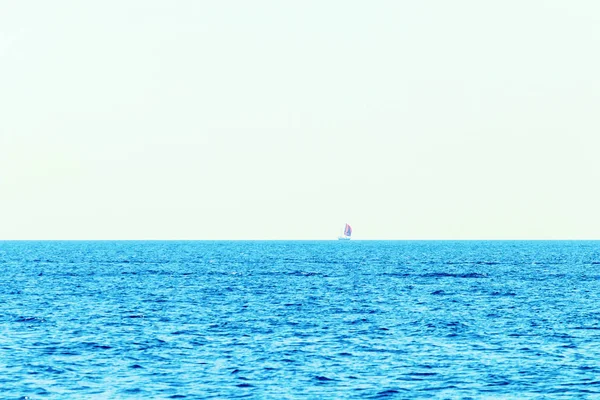 Відстань до вітрильника на морі, літні канікули. — стокове фото