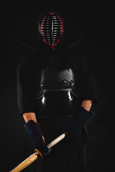 Kendo vechter met shinai (bamboe zwaard) traditie kendo armor — Stockfoto