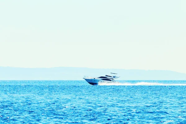 Розкішний моторний човен пливе в синьому морі, на літніх канікулах. — стокове фото