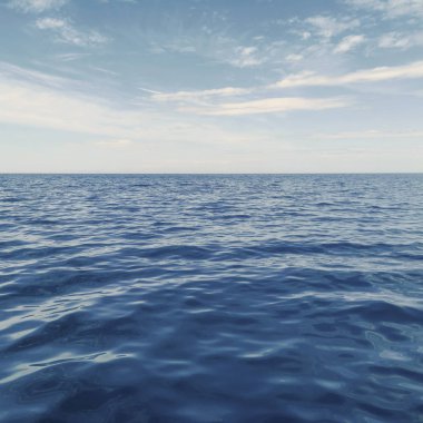 Mavi Okyanus, Su Yüzeyi ve Mavi Gökyüzü