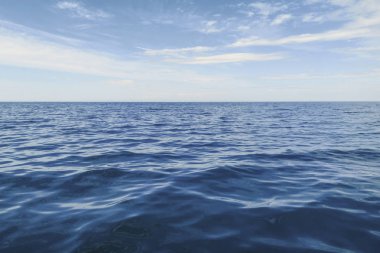 Mavi Okyanus, Su Yüzeyi ve Mavi Gökyüzü