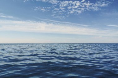 Mavi Okyanus, Su Yüzeyi ve Mavi Gökyüzü