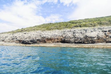 Yaz Sahil Kıyısı Kayalıklarla, Rocky Deniz Kıyısı Öğleden Sonra