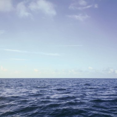 Mavi Okyanus, Su Yüzeyi ve Mavi Gökyüzü