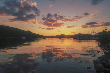 Marina 'da Yaz Günbatımı Yelkenli Tekneleri ve Yatları