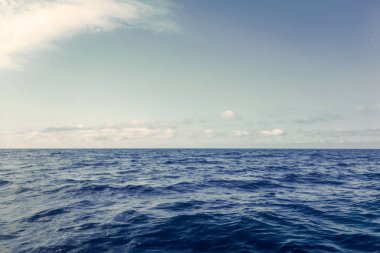 Mavi Okyanus, Su Yüzeyi ve Mavi Gökyüzü